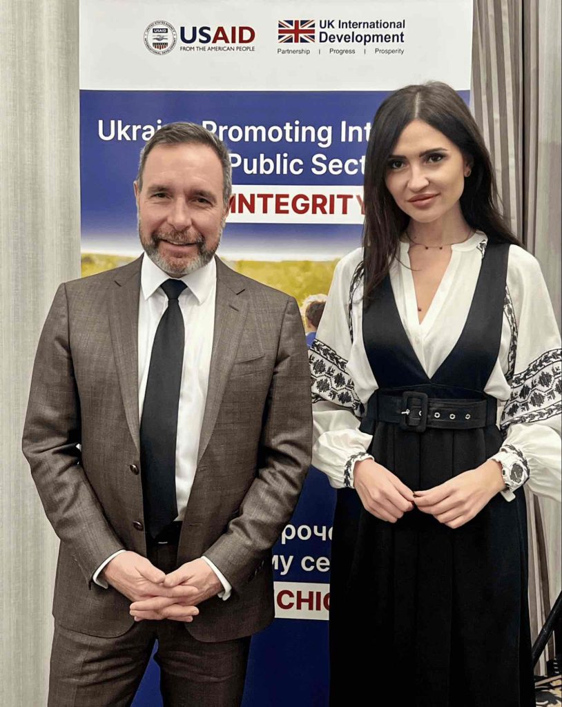 Мартина Богуславець з керівником Pro-Integrity Пітером Дімітроффом